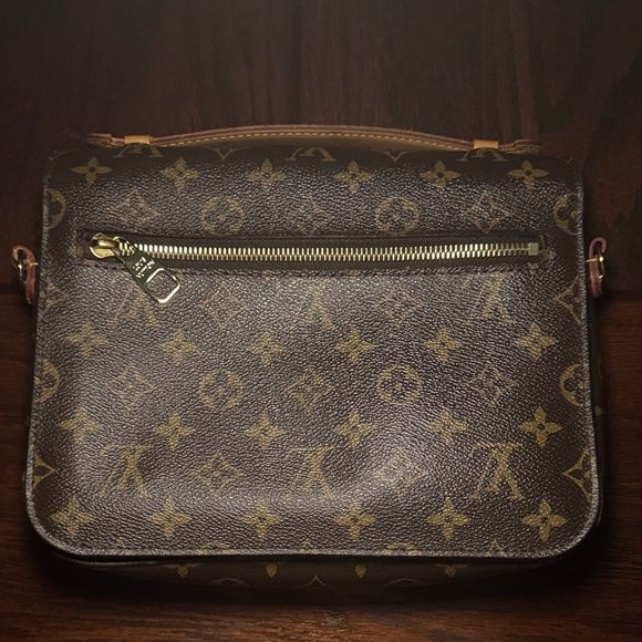 LOUIS VUITTON Monogram Pochette Metis - Picture 4 of 10